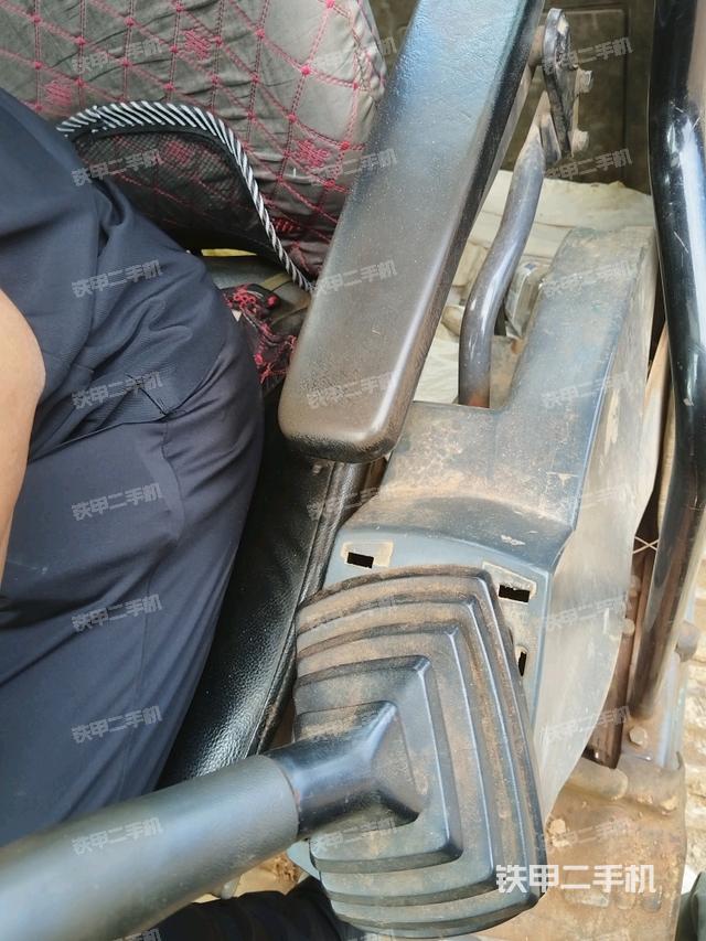 座椅左侧控制台/音响/含左手柄（驾驶室部分）