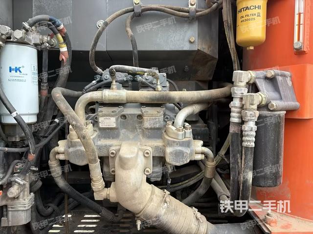 液压泵舱室正面整体（整机外观）