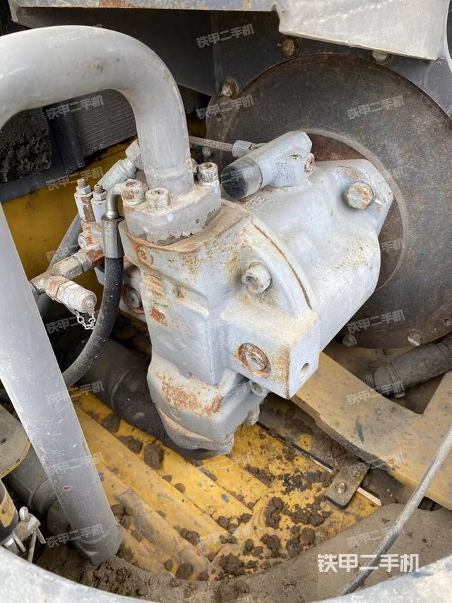 液压泵舱室正面整体（整机外观）