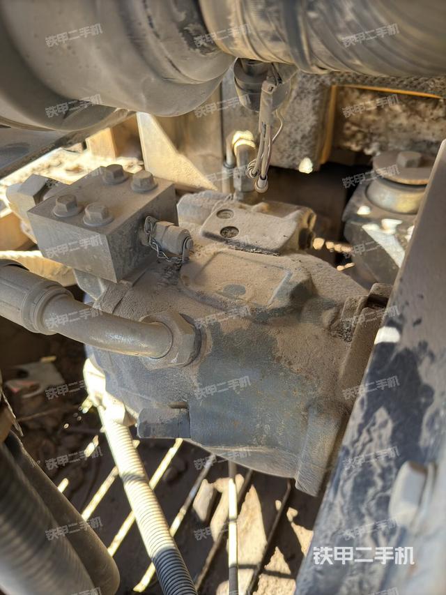 液压泵舱室正面整体（整机外观）