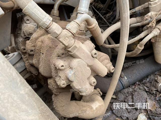 液压泵舱室正面整体（整机外观）