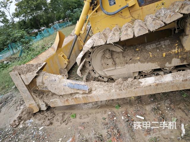 松土器全景（推土机底盘及工作装置）