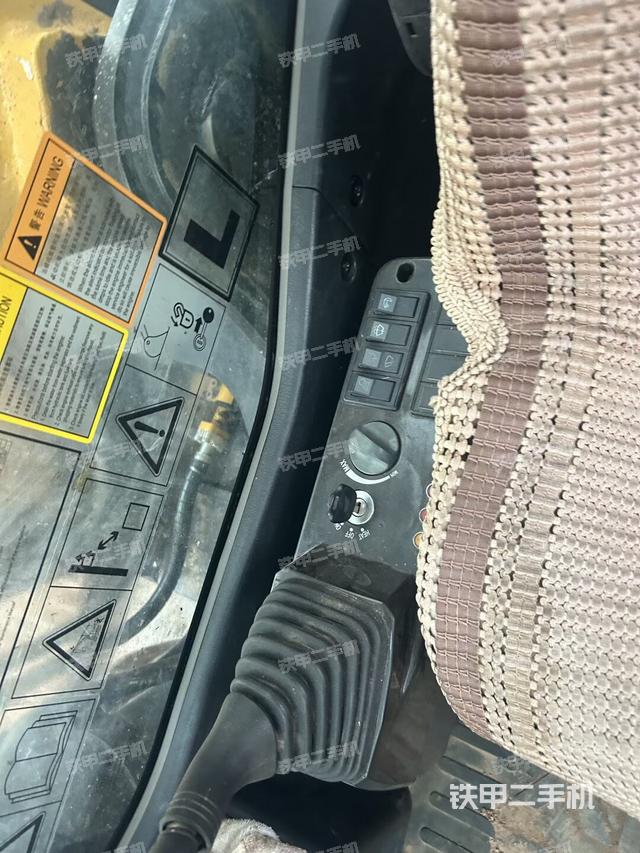 行走控制手柄和踏板 俯拍（驾驶室部分）