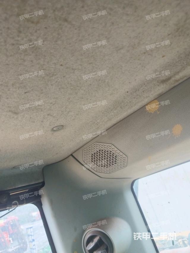 行走控制手柄和踏板 俯拍（驾驶室部分）