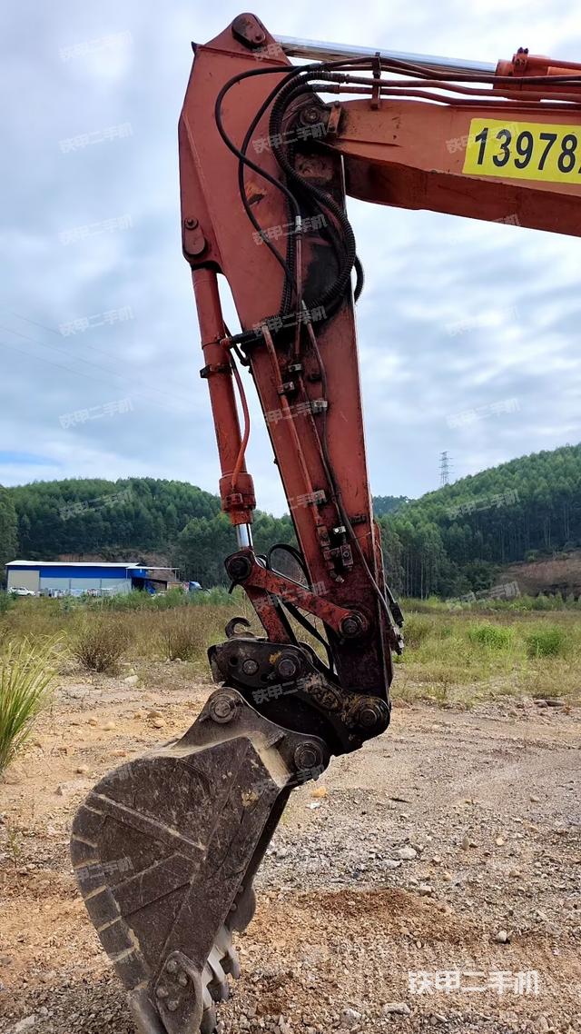 大臂油缸整体 竖拍（工作和回转装置）