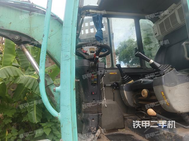 驾驶室顶部（整机外观）