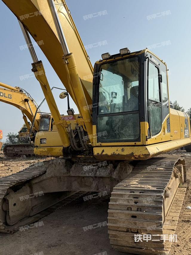 駕駛室整體(整機(jī)外觀) 駕駛室整體(整機(jī)外觀)