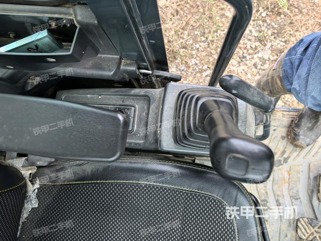 座椅左侧控制台/音响/含左手柄（驾驶室部分）