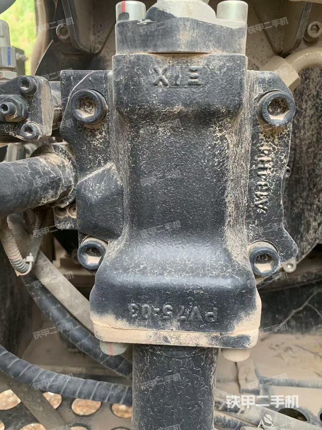 液壓泵艙室正面整體(整機(jī)外觀) 液壓泵艙室正面整體(整機(jī)外觀)