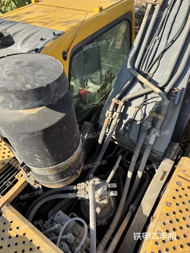 駕駛室頂部(整機外觀) 駕駛室頂部(整機外觀)