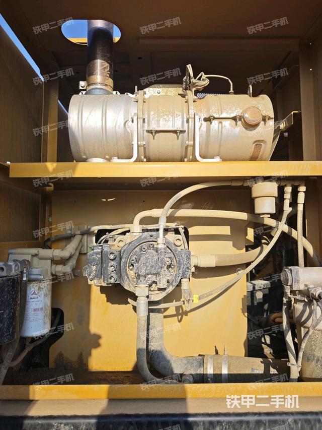液壓泵艙室正面整體(整機外觀) 液壓泵艙室正面整體(整機外觀)