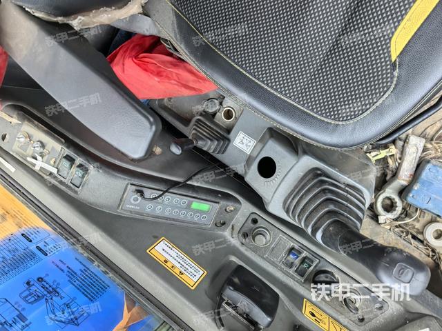 座椅右侧控制台/钥匙门/油门/含右手柄（驾驶室部分）