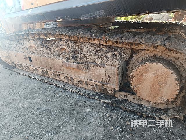 單側(cè)履帶整體(整機(jī)外觀) 單側(cè)履帶整體(整機(jī)外觀)
