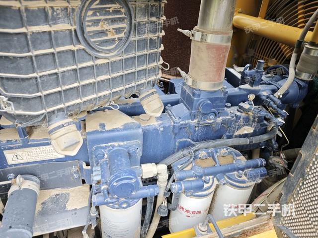 发动机右侧全景（推土机发动机舱）