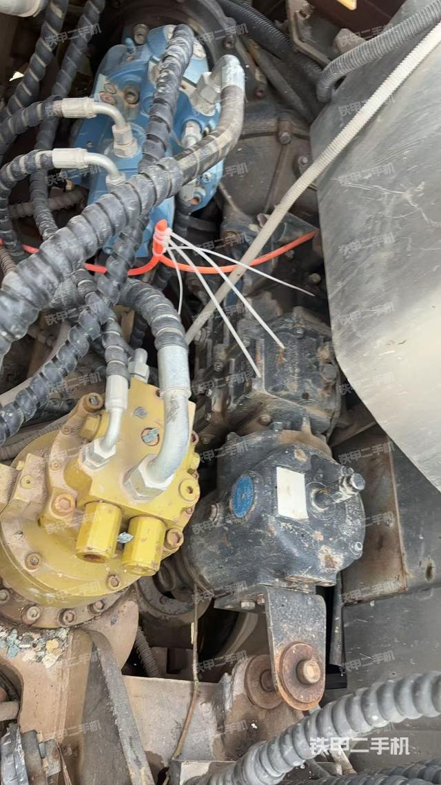 回转马达和主控阀（整机外观）