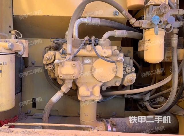 液压泵舱室正面整体(整机外观) 液压泵舱室正面整体(整机外观)