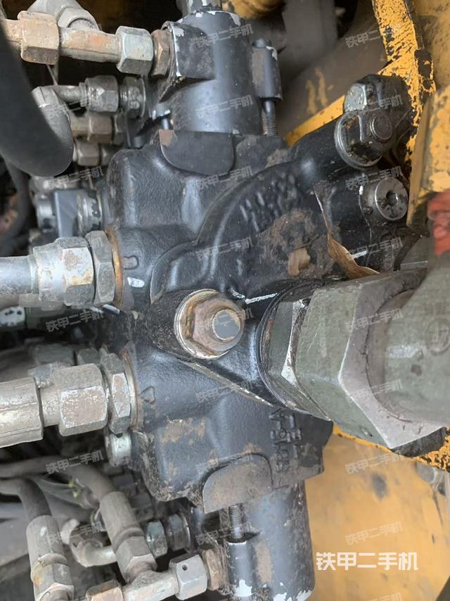 回转马达和主控阀（整机外观）