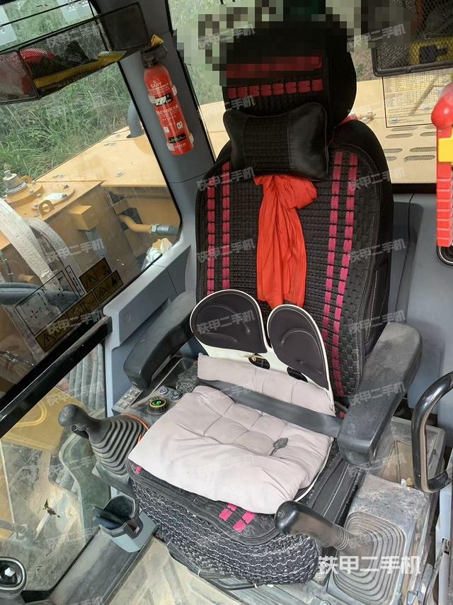 駕駛室整體(整機(jī)外觀) 駕駛室整體(整機(jī)外觀)