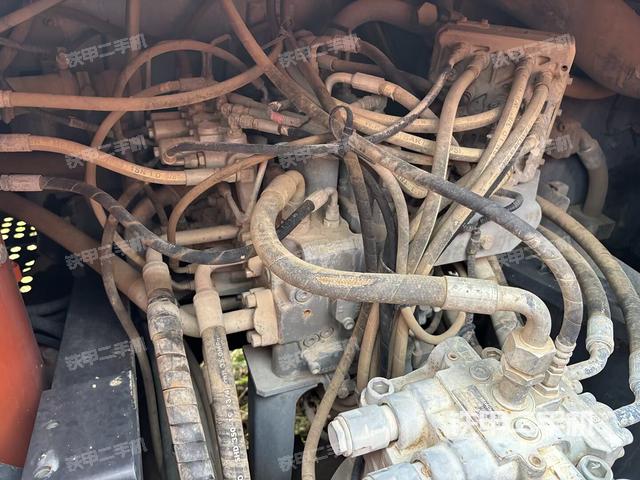 回转马达和主控阀（整机外观）