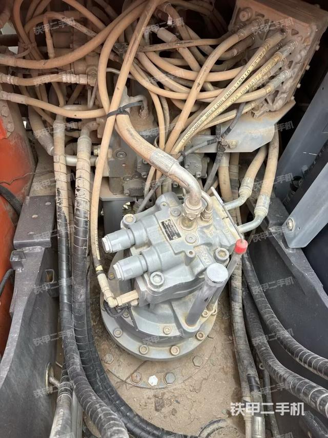 回转马达和主控阀（整机外观）