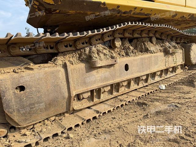 單側(cè)履帶整體(整機(jī)外觀) 單側(cè)履帶整體(整機(jī)外觀)