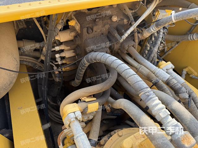 回轉(zhuǎn)馬達(dá)和主控閥(整機(jī)外觀) 回轉(zhuǎn)馬達(dá)和主控閥(整機(jī)外觀)