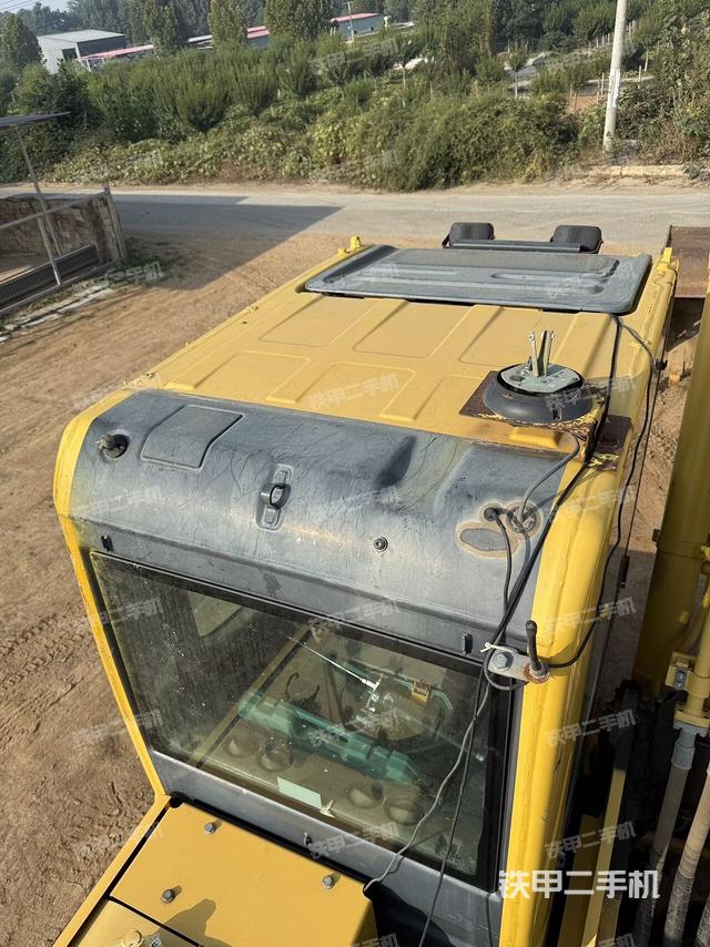 駕駛室頂部(整機(jī)外觀) 駕駛室頂部(整機(jī)外觀)