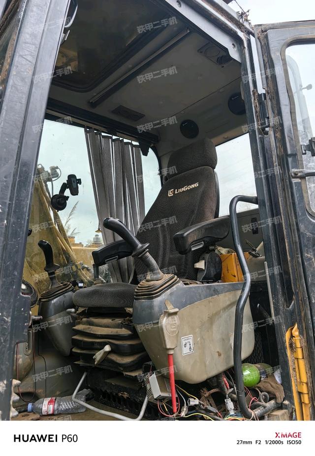 駕駛室整體(整機(jī)外觀) 駕駛室整體(整機(jī)外觀)