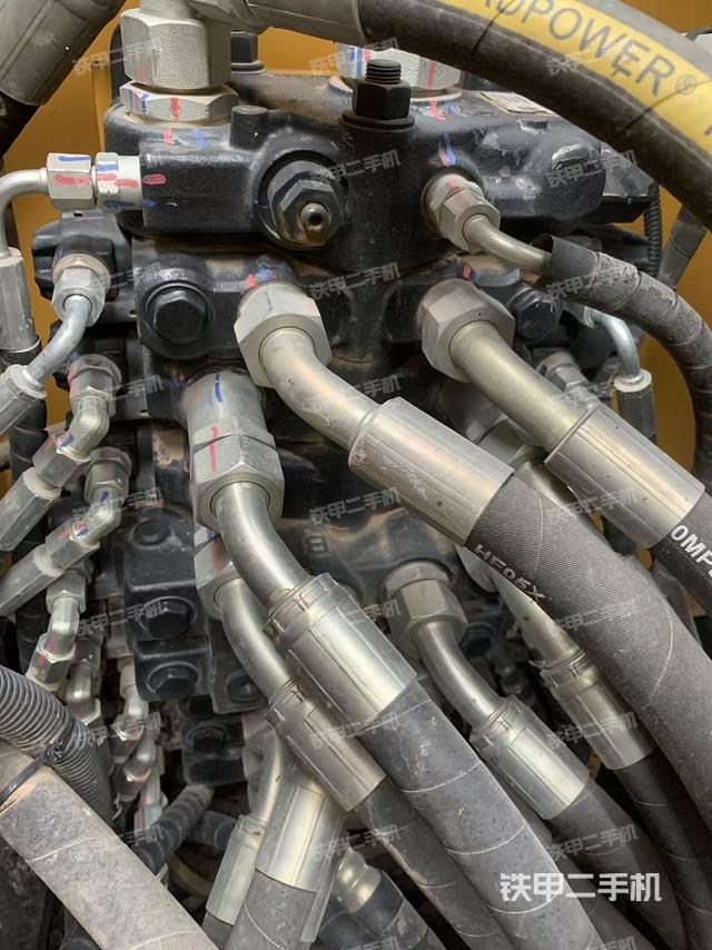 回轉(zhuǎn)馬達(dá)和主控閥(整機(jī)外觀) 回轉(zhuǎn)馬達(dá)和主控閥(整機(jī)外觀)