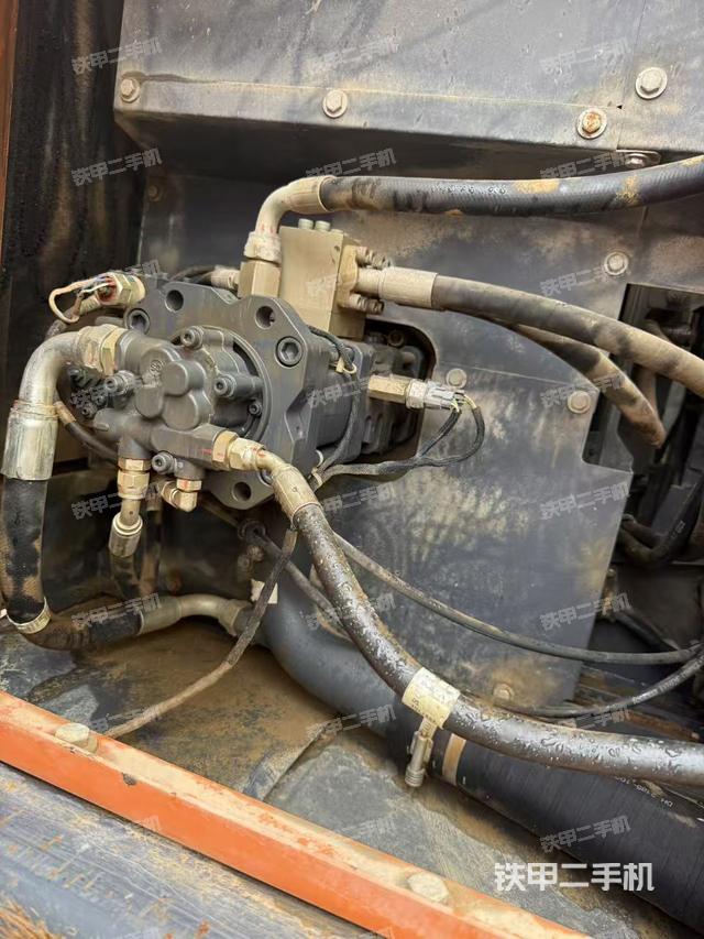 液壓泵艙室正面整體(整機外觀) 液壓泵艙室正面整體(整機外觀)