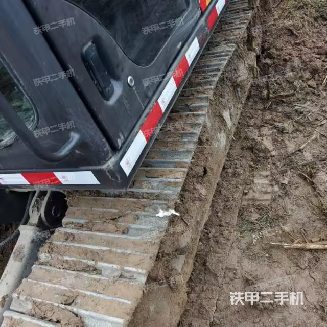 單側(cè)履帶整體(整機(jī)外觀) 單側(cè)履帶整體(整機(jī)外觀)