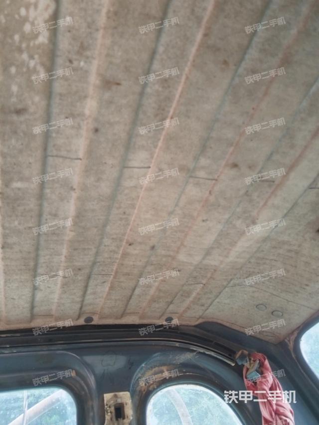 行走控制手柄和踏板 俯拍（驾驶室部分）