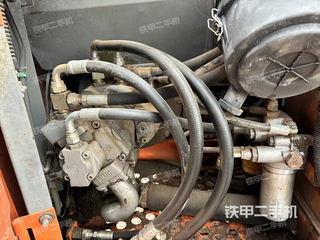 液压泵舱室正面整体（整机外观）