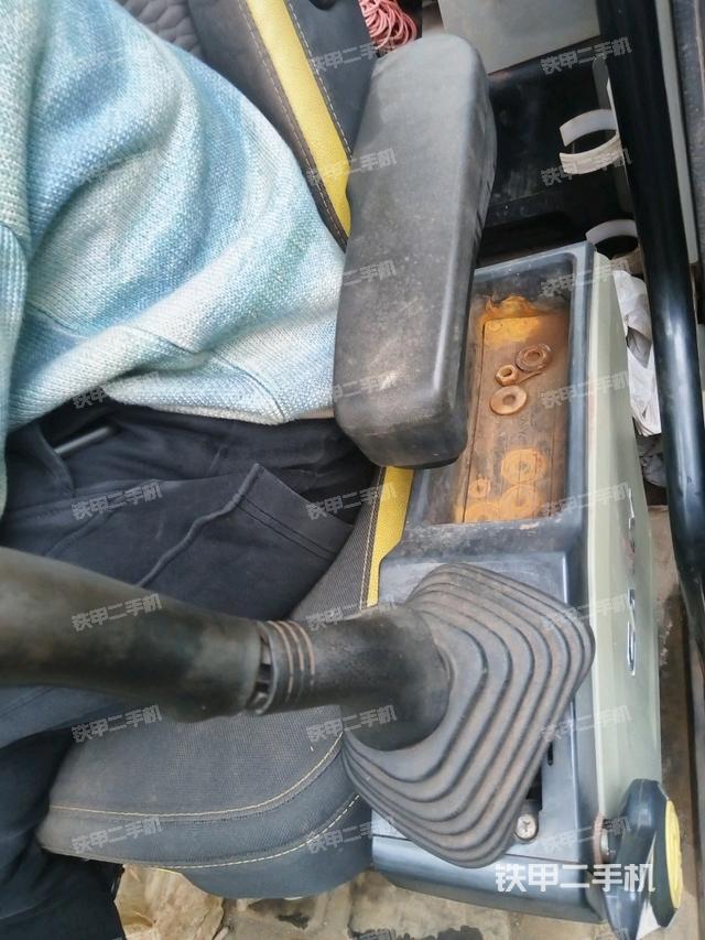 座椅左侧控制台/音响/含左手柄（驾驶室部分）