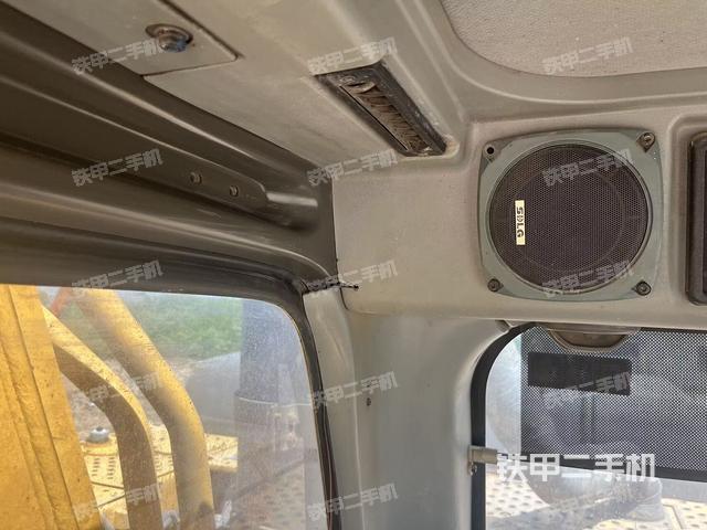 駕駛室頂部(整機(jī)外觀) 駕駛室頂部(整機(jī)外觀)