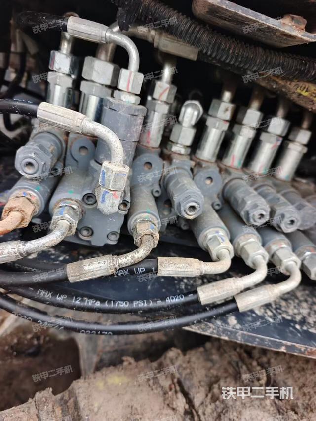 回转马达和主控阀（整机外观）