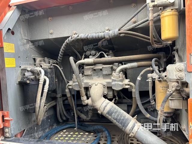 液压泵舱室正面整体（整机外观）