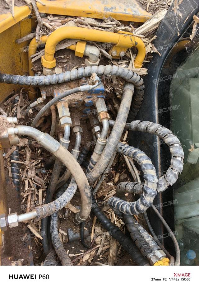 回轉(zhuǎn)馬達(dá)和主控閥(整機(jī)外觀) 回轉(zhuǎn)馬達(dá)和主控閥(整機(jī)外觀)