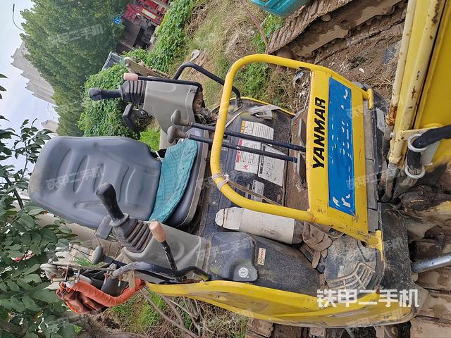 驾驶室顶部（整机外观）