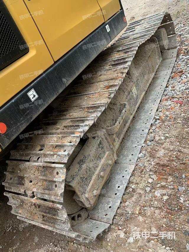 單側(cè)履帶整體(整機(jī)外觀) 單側(cè)履帶整體(整機(jī)外觀)