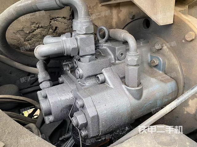 液压泵舱室正面整体（整机外观）