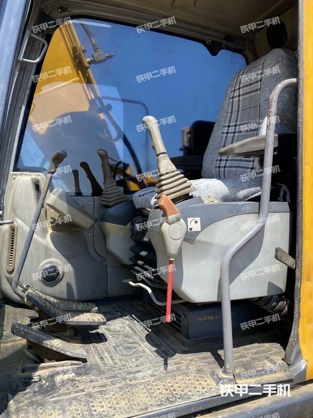 駕駛室整體(整機(jī)外觀) 駕駛室整體(整機(jī)外觀)