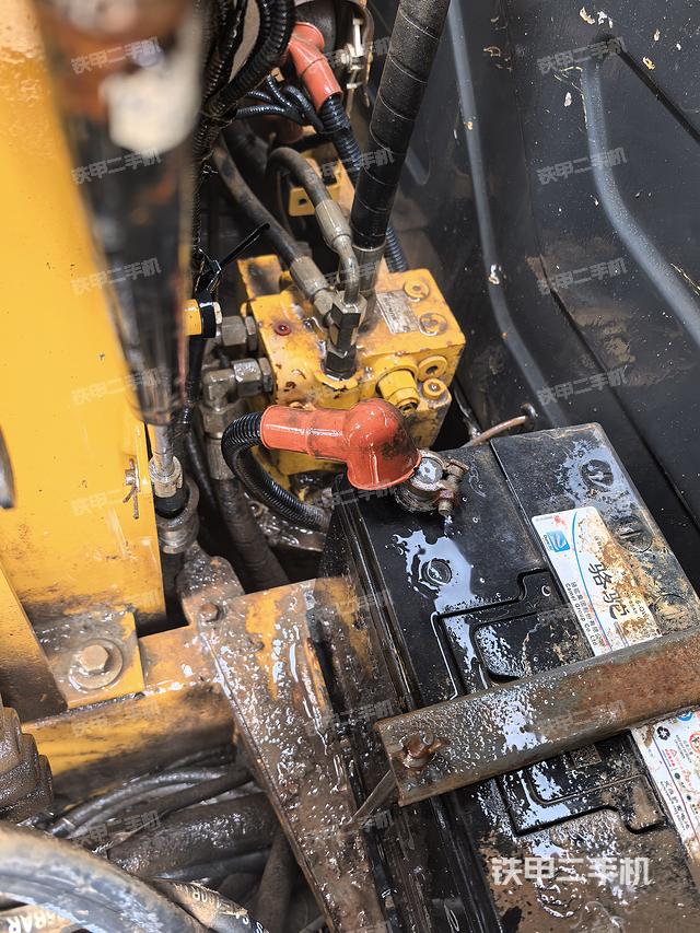 回转马达和主控阀（整机外观）