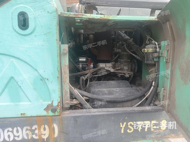 液压泵舱室正面整体（整机外观）