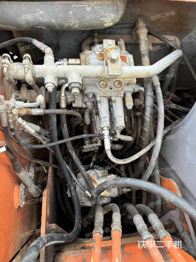 回转马达和主控阀（整机外观）