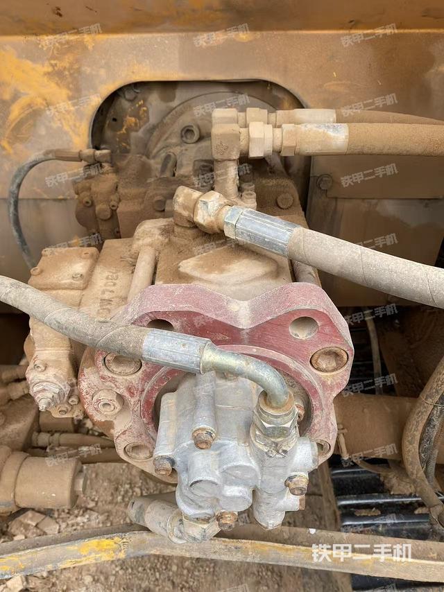液壓泵艙室正面整體(整機外觀) 液壓泵艙室正面整體(整機外觀)