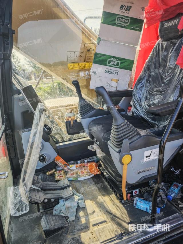 駕駛室整體(整機外觀) 駕駛室整體(整機外觀)