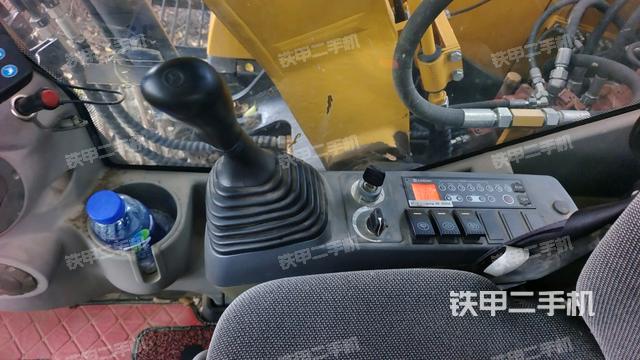 座椅右侧控制台/钥匙门/油门/含右手柄（驾驶室部分）