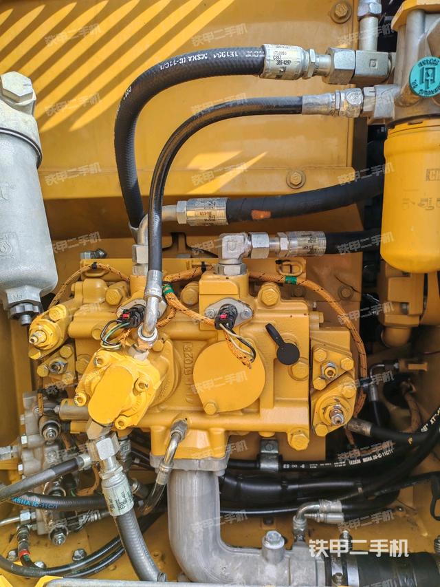 液压泵舱室正面整体（整机外观）