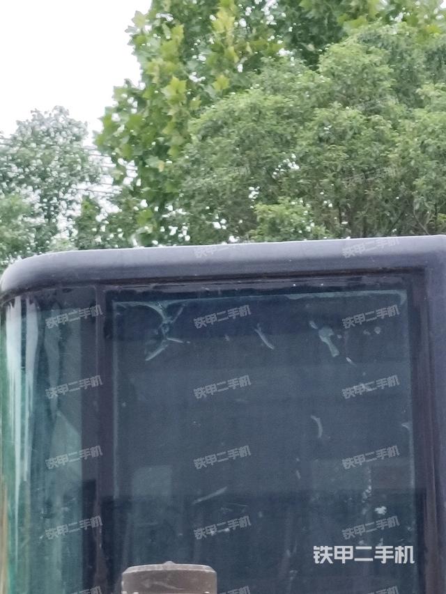 駕駛室頂部(整機(jī)外觀) 駕駛室頂部(整機(jī)外觀)